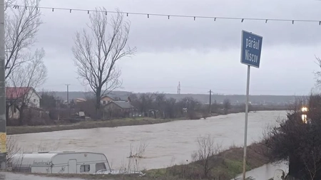 Cod roșu de inundații în județul Buzău: ploi torențiale, mesaje RO-Alert și zeci de intervenții ale pompierilor