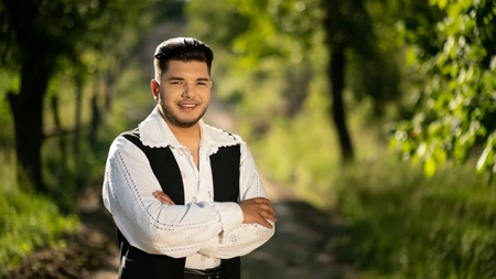 Scandal în lumea muzicii populare! Solistul Marian Medregoniu adus cu mandat la judecătorie! Este judecat pentru violarea vieții private și șantaj!