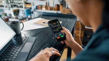 Poți cumpăra acțiuni fără broker? Iată tot ce trebuie să știi despre investiții!