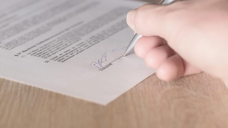 Este necesară o procură notarială auto la ieșirea din țară? Află ce este și când este necesar documentul pentru autoturism!