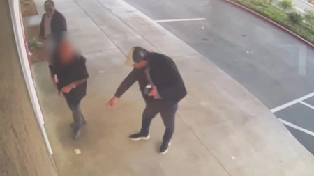 Schema prin care trei români au înșelat zeci de clienți la bancomate. În câteva secunde, cardul era înlocuit