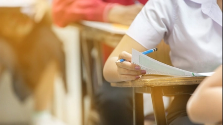 Scandal uriaș la școală! Profesoară, prinsă cu unul dintre elevii săi în propria casă. Decizia soțului a surprins