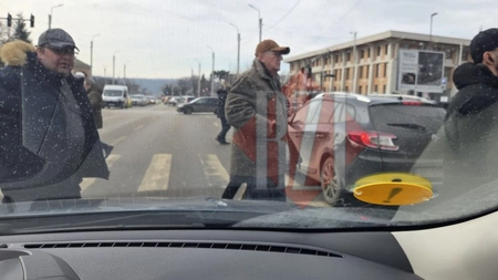 Scenă incredibilă în centrul orașului: Un șofer a oprit pe trecerea de pietoni