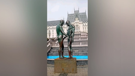 Controverse la Iași, în Luna Sculptorilor Români! O statuie amplasată în fața Palatului Culturii, criticată în mediul online