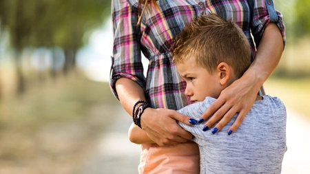 Încă o tentativă de răpire a unui copil! Un băiețel de 5 ani a fost smuls din brațele mamei! 