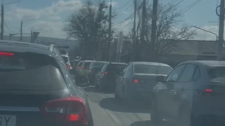 Trafic infernal pe Bulevardul Bucium. Șoferii stau zeci de minute în coloană