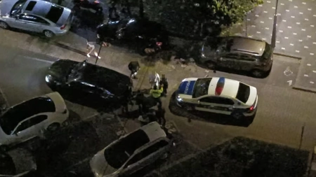 Doi agenți de poliție din Iași, care au intervenit să salveze o tânără sechestrată, au fost loviți cu lăzi și scaune. Iată detaliile din timpul intervenției