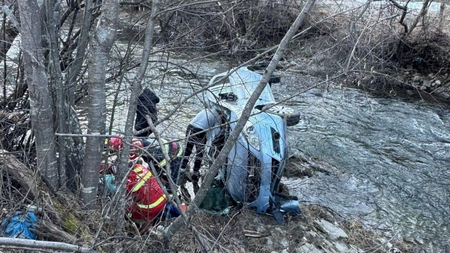 Accident rutier grav după ce o soferiță a pierdut controlul volanului. Femeia a ajuns cu mașina în râu