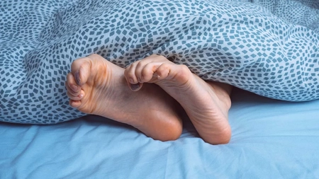 Cârceii nocturni la picioare: cauze reale, cine este expus și cum îi poți preveni eficient