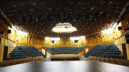 Cum ajunge un spectacol din culise pe scena Teatrului pentru Copii „Luceafărul”. „Forfota dinaintea reprezentației este ceva ce publicul nu vede”