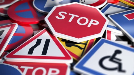 Noul indicator auto din România provoacă confuzie în rândul şoferilor. Ce este şi cum se aplică regula fermoarului corect