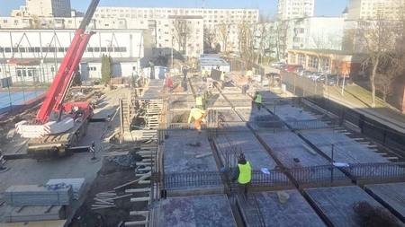 Lucrările de extindere a Liceului Teoretic „Miron Costin” din Iași avansează! Pe șantier, muncitorii lucrează la construirea noului corp de clădire