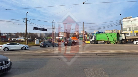 Trafic îngreunat în rondul Podul de Piatră. O bandă este închisă pentru reparații - VIDEO