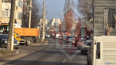 Trafic blocat din nou pe strada Libertății! Cozi kilometrice din cauza lucrărilor la utilități - VIDEO