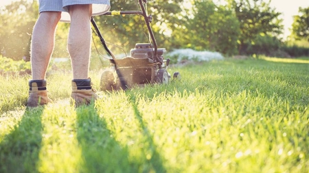 Te-ai săturat de amestecul de benzină? Iată de ce merită să treci la o motocoasă cu baterie în 2026