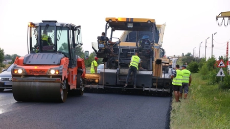 Trei firme vor un contract de peste 10 milioane de lei cu Primăria Oțeleni! Proiectul prevede modernizarea drumurilor din localitate