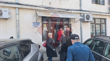 Aglomerație la Primăria Iași pentru achitarea taxelor și impozitelor. Ieșenii vor să beneficieze de reducerea cu 10%