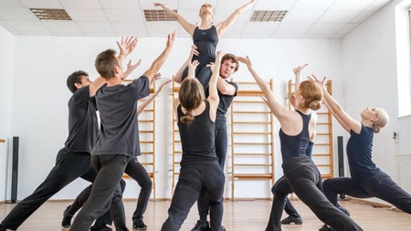 Spectacole de dans contemporan la Muzeul Național al Literaturii Române Iași. „E vorba despre ce rămâne după ce așteptările societății ne-au secătuit”