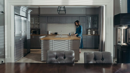 Te-ai săturat de „bâzâitul” din living? Uite cum alegi o combină frigorifică ultra-silențioasă care „dispare” în designul casei tale