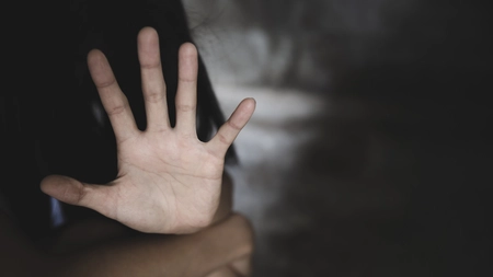 Bărbat arestat după ce fiica sa a sunat la poliție! Fetița de 12 ani și-a salvat mama de la moarte! ,,O bate pe mama...”