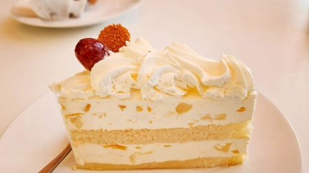 Cum se face crema pentru un tort diplomat? Rețetă clasică și delicioasă pentru un desert perfect!