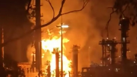 Incendiu de proporții la o rafinărie din Australia. Aceasta asigură 10% din necesarul de combustibil al țării