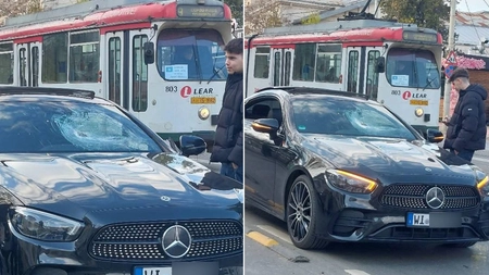Incident grav între un autoturism Mercedes și un tramvai din Iași! Parbrizul mașinii a fost distrus de o bucată de metal