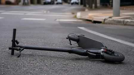 Accident dramatic! O femeie de 35 de ani a murit după ce a căzut de pe o trotinetă electrică