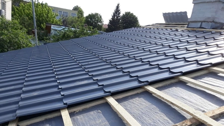 Ce preț are o manoperă la acoperiș pe m2? Iată tot ce trebuie să știi despre costuri înainte să te apuci!