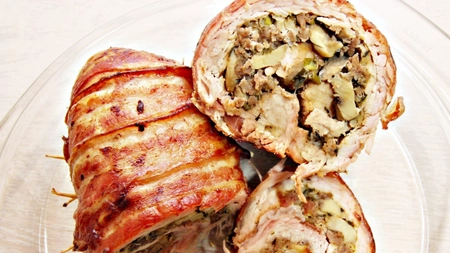 Cum se prepară mușchiulețul de porc învelit în bacon la cuptor? Trucul simplu pentru un preparat fraged și plin de savoare