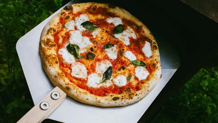 Pizza napoletană – Rețeta italiană clasică și câteva sfaturi pentru un preparat autentic