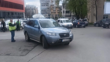 Un preot din Vaslui a fost sancționat în Iași după ce și-a parcat mașina în mijlocul intersecției. Șoferii au făcut reclamații la Poliția Locală