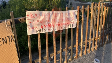 Ieșenii protestează pe pasarela Bucium după accidentul mortal: “Primarul Mihai Chirica știa că aici există un potențial uriaș pentru a se întâmpla o tragedie”