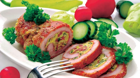 Cea mai delicioasă ruladă din piept de curcan. Iată care sunt ingredientele de care ai nevoie pentru a obține acest preparat rafinat!