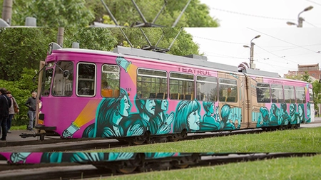 Actorii Teatrului „Luceafărul” vor susține două reprezentații într-un tramvai în mișcare. Spectacolul marchează 75 de ani de teatru pentru copii la Iași