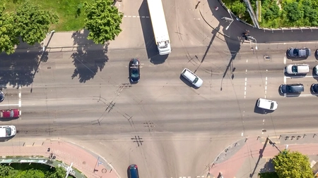 Cum se face virajul la stânga conform legislației rutiere? Iată ce sancțiuni riști dacă greșești!