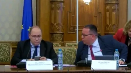 Scenă șocantă la dezbaterea despre sănătatea copiilor: ministrul Educației, absorbit de telefon în timp ce o elevă plângea