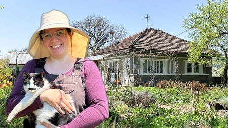 Teodora, o tânără IT-istă din Iași, s-a mutat la țară de aproape doi ani. Are o microfermă de flori și se bucură de fiecare zi în satul Dobrovăț. „Nu știam exact ce înseamnă viața aici”