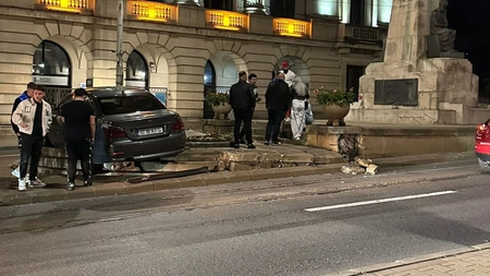 Accident rutier la Fundație. Un șofer a pierdut controlul mașinii și s-a izbit de o statuie