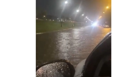Intervenție pentru evacuarea apei acumulate pe Bulevardul Ferdinand I din municipiul Iași