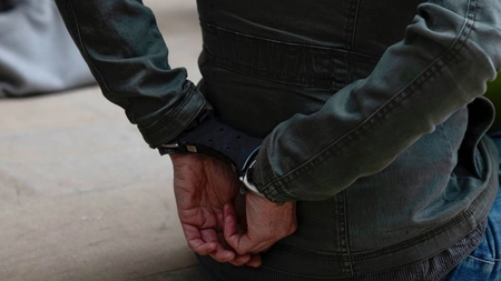 Adolescentă sedusă, bătută și obligată să își vândă corpul! Agresorul este chiar iubitul fetei! 