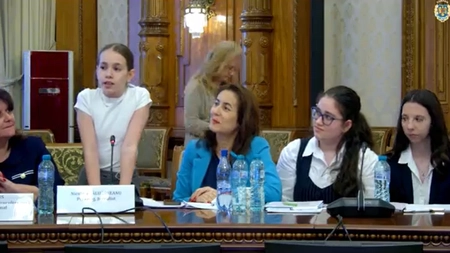 Discursul unei eleve de clasa a V-a a emoționat Parlamentul, în timp ce ministrul Educației stătea pe telefon: „Nu îmi doresc doar teme și teste. Vreau să învăț lucruri care să mă ajute”