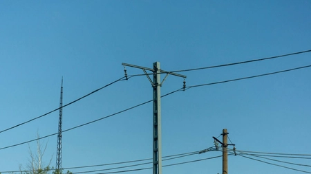 Femeia lovită de un stâlp de electricitate prăbușit pe o stradă din Azuga a murit la spital