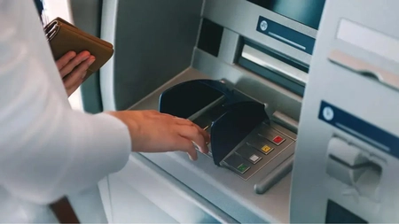 Tranzacțiile la bancomat care pot atrage atenția ANAF. Ce trebuie să știe românii despre depunerile repetate de numerar