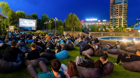 Weekend cu experiențe pentru întreaga familie, la Palas: cinema în aer liber, festival de muzică și spectacol de teatru