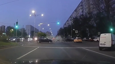 Accident grav în București. Un motociclist a fost proiectat în două mașini parcate după impactul cu un autoturism. Momentul coliziunii, surprins de camere