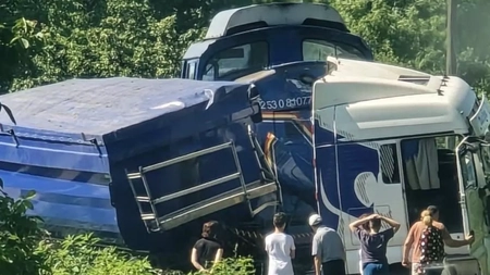 TIR încărcat cu cărbune pentru CE Oltenia, lovit de un tren la Ploștina. Traficul a fost blocat după impact