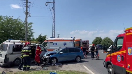 Accident grav! Un microbuz cu muncitori și un autoturism s-au ciocnit violent! Patru persoane au ajuns la spital! 