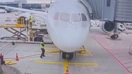 Momente de groază pe aeroportul din Frankfurt. Un avion Boeing 787 s-a prăbușit la poarta de îmbarcare