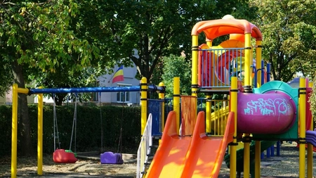 Un bărbat a fost atacat cu un cuţit într-un parc! Acesta îşi aştepta soţia şi copilul pe o bancă!